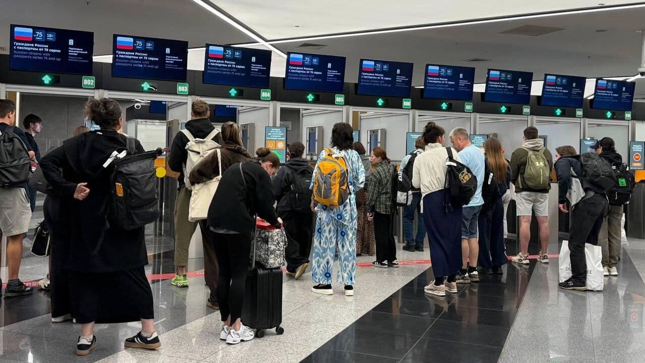 Пассажиров в Шереметьево попросили пройти в закрытые зоны терминалов