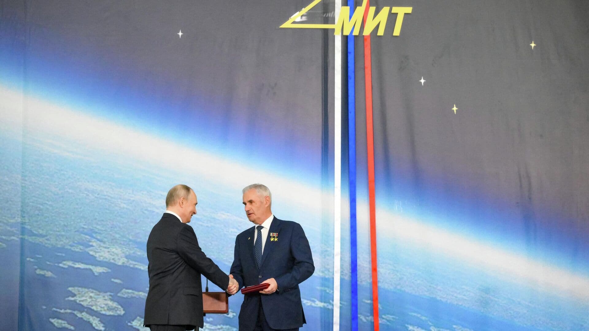 Путин наградил коллектив МИТ орденом "За доблестный труд"