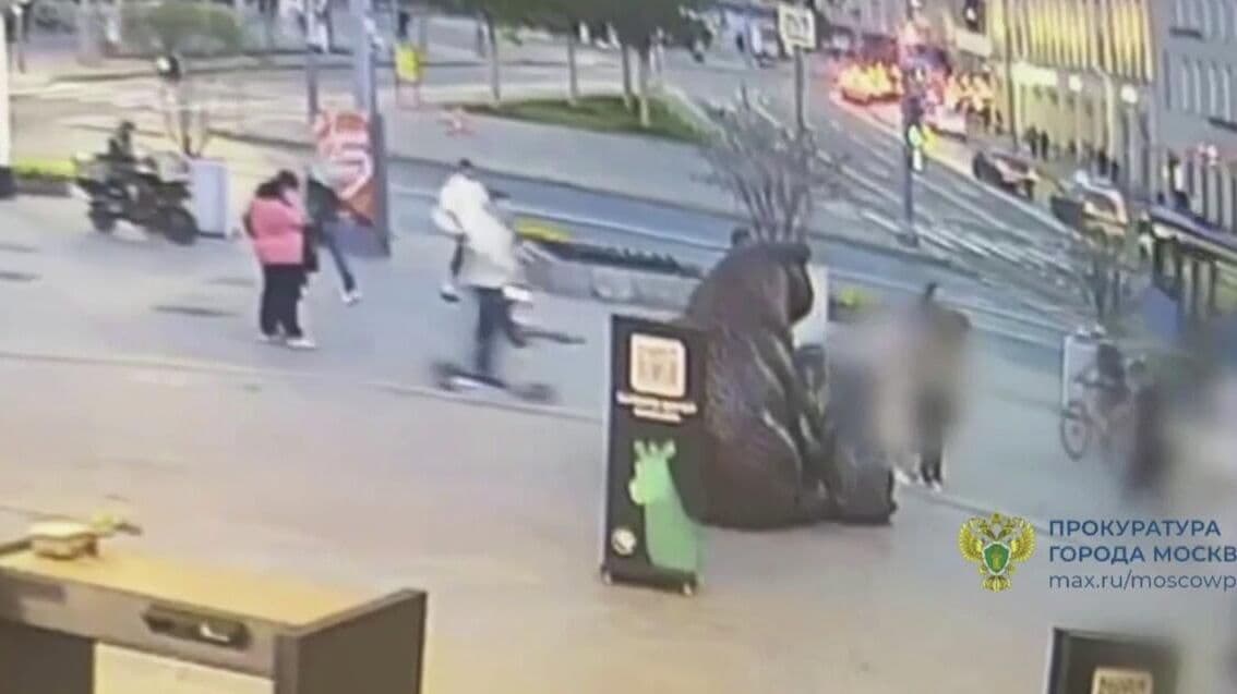 В центре Москвы водитель электросамоката сбил девочку и скрылся