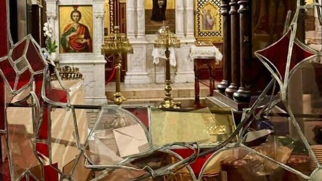 В православном соборе Женевы установят решетки на витражи после нападения