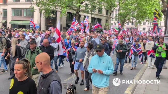 В Британии сотни тысяч националистов двинулись маршем на Даунинг-стрит