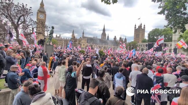 В Лондоне протестующие против Стармера начали митинг возле парламента