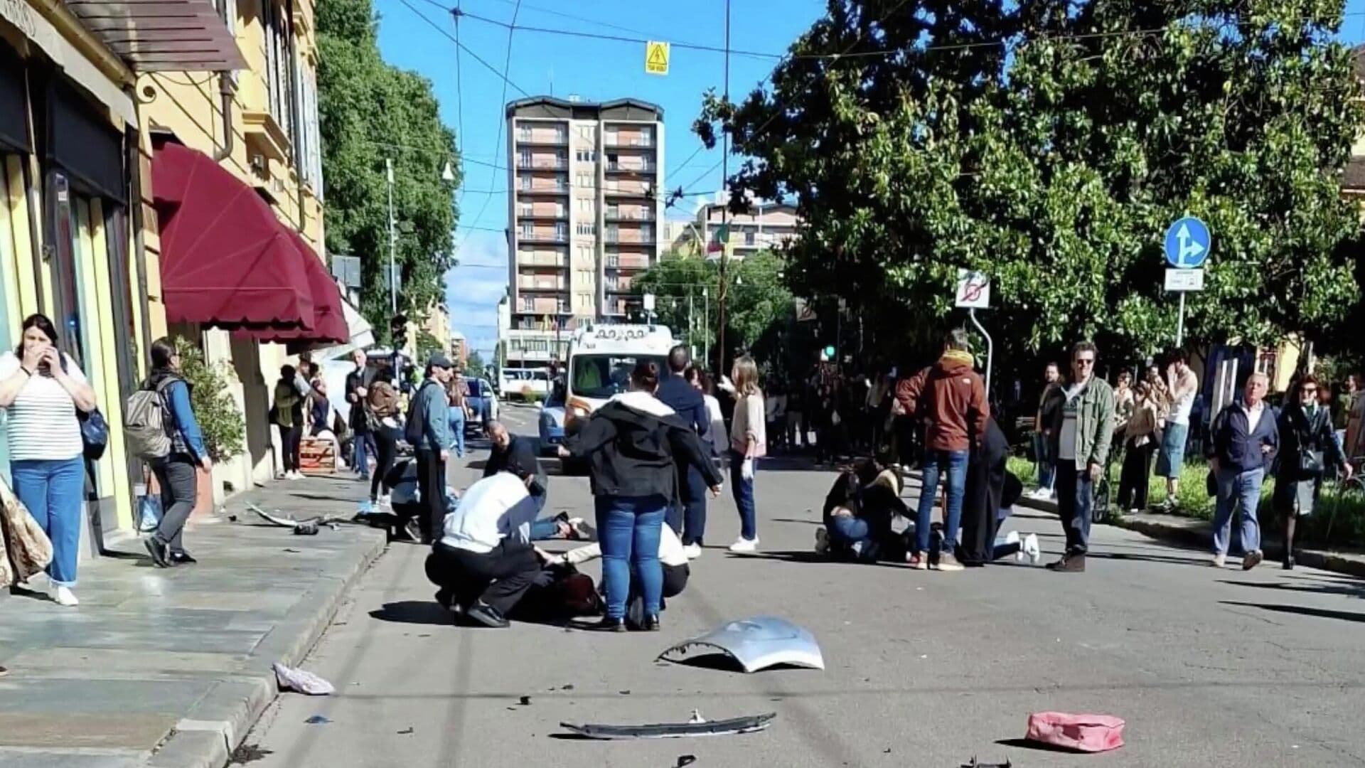 В Италии автомобиль врезался в группу людей