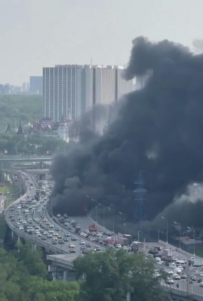 На востоке Москвы вспыхнул сильный пожар
