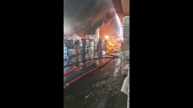 На тушение пожара на Амурской улице в Москве направили пожарный поезд