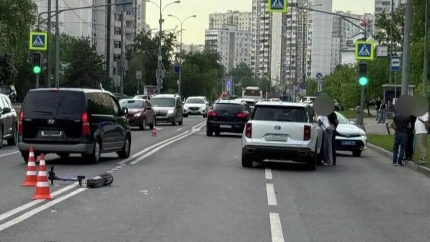 В Москве две 15-летние девочки на электросамокате столкнулись с автомобилем