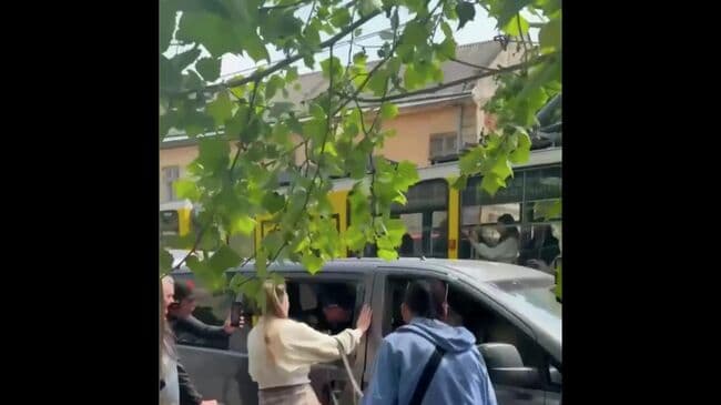 Во Львове мобилизованный сбежал, выбив окна в военкомовском автомобиле