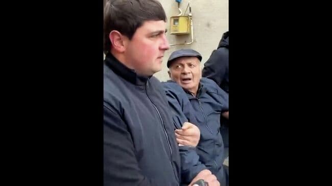 Охрана Пашиняна вытолкала с митинга деда погибшего военного