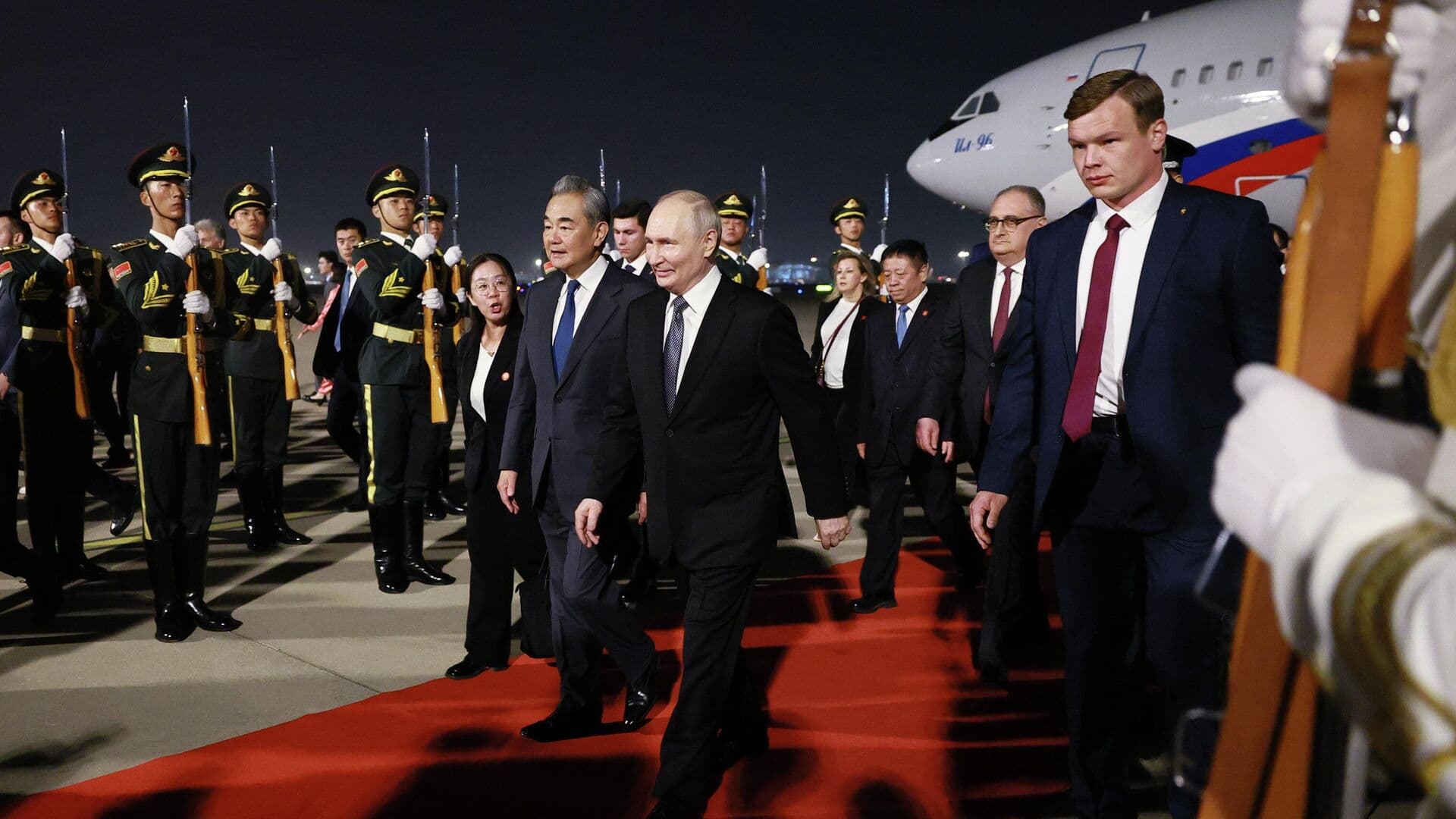 Глава МИД Китая встретил Путина в аэропорту Пекина