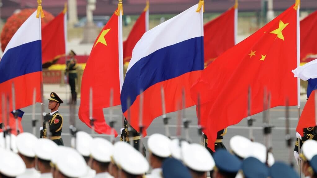России и Китаю надо следовать тенденции мирного развития, заявили в МИД КНР