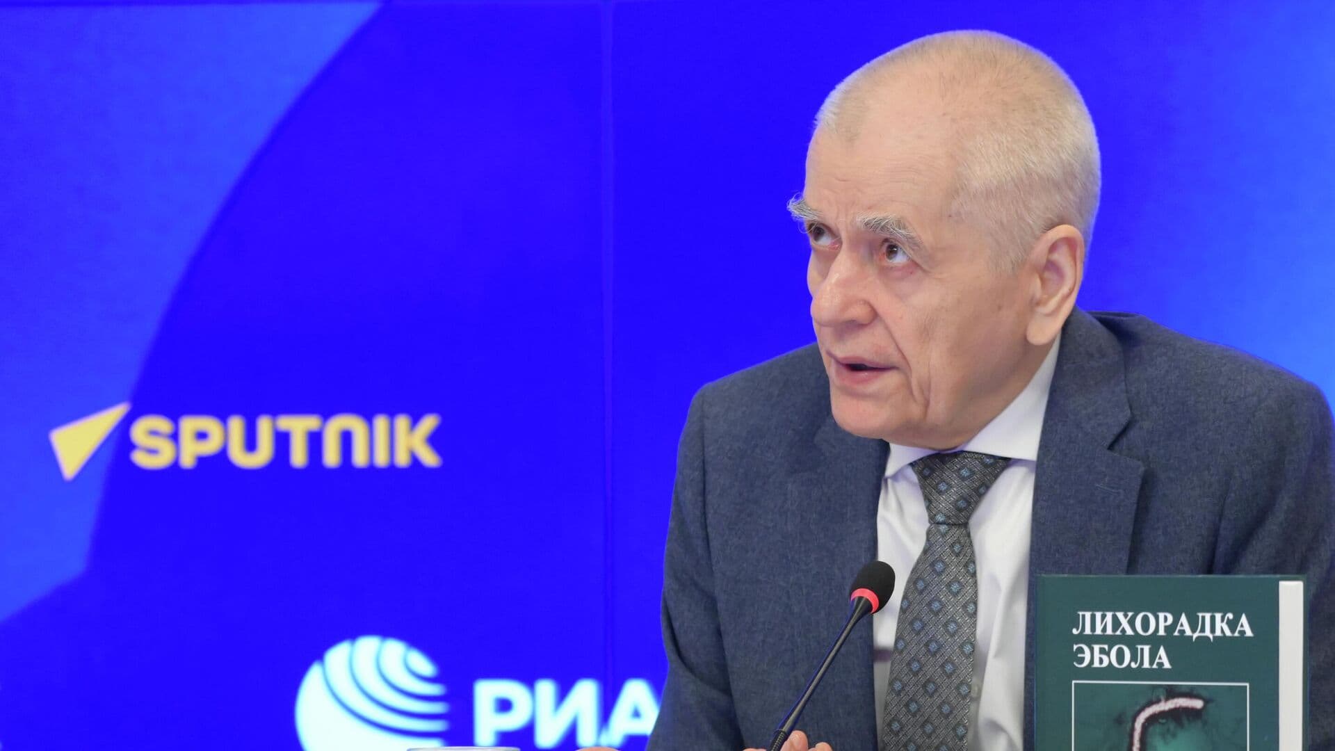 Онищенко рассказал, чем опасна "болезнь вейперов"