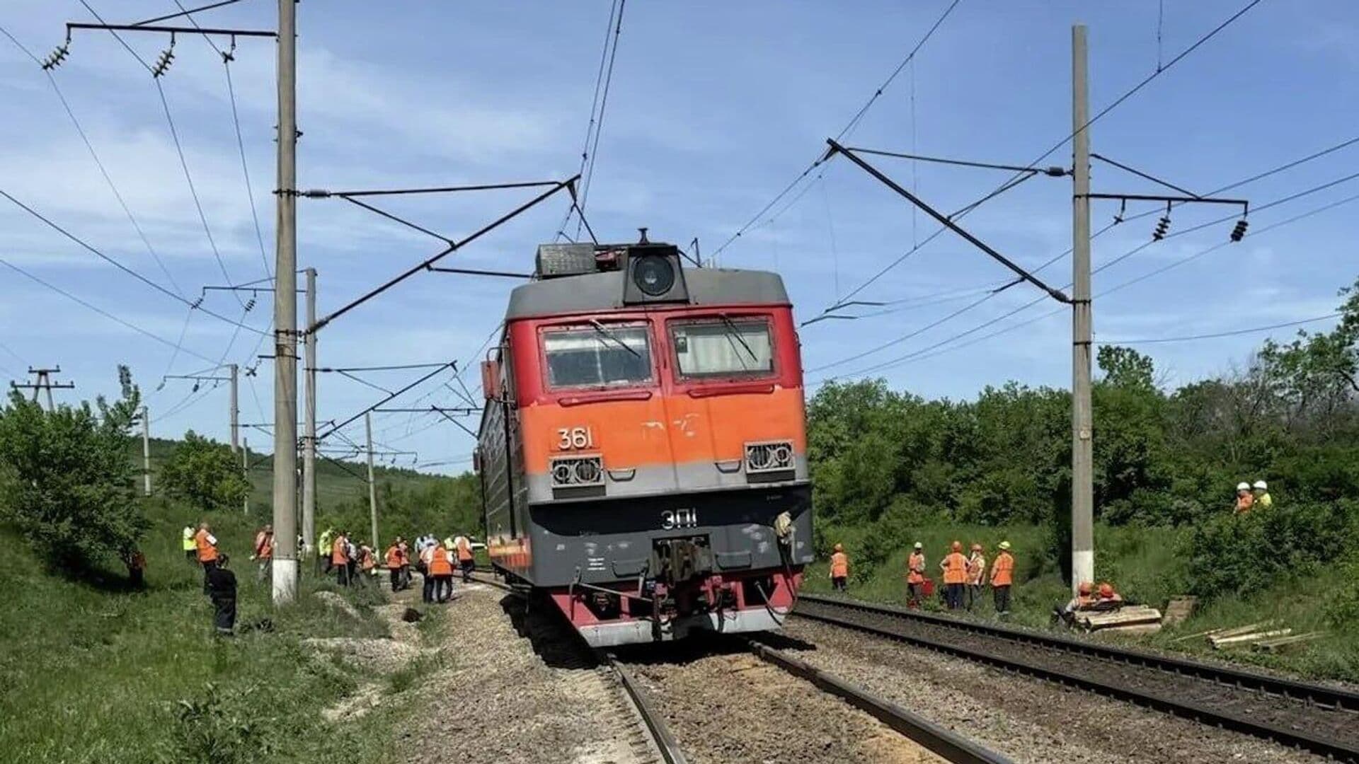 Поезд Саратов — Сириус продолжил движение после схода локомотива