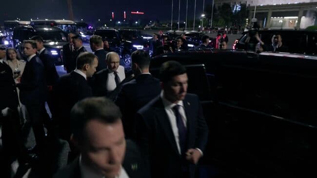 Видео с Путиным, снимающим пиджак, набрало десятки миллионов просмотров
