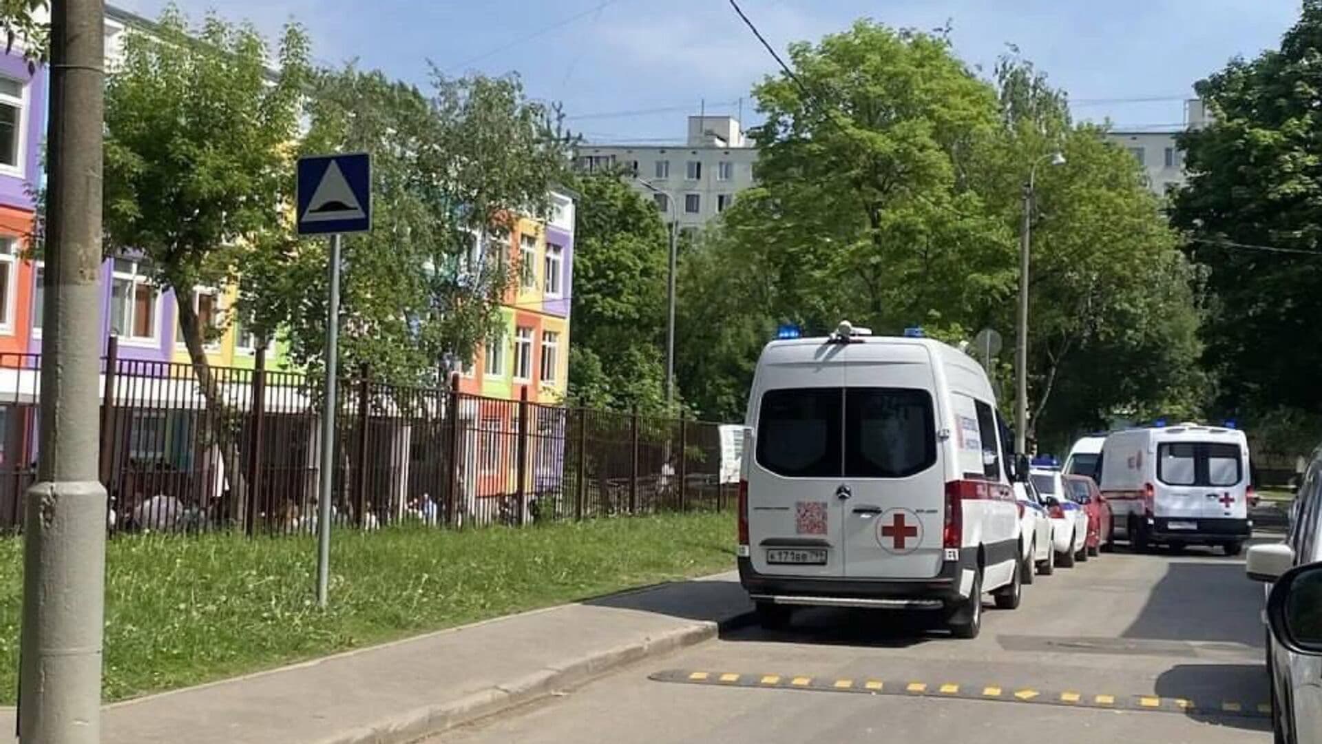 В Москве два ученика взорвали петарды в школе и попали в больницу