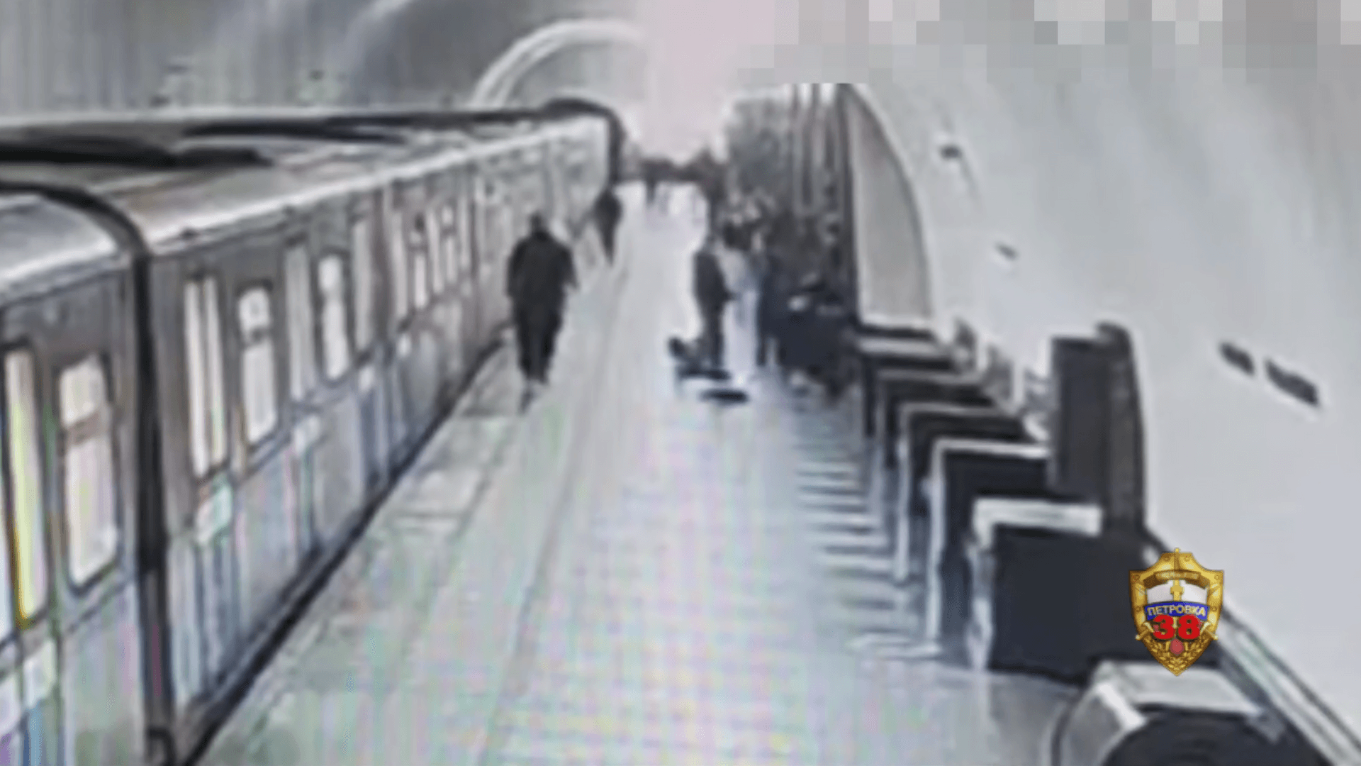 Трое мужчин избили москвича на станции метро