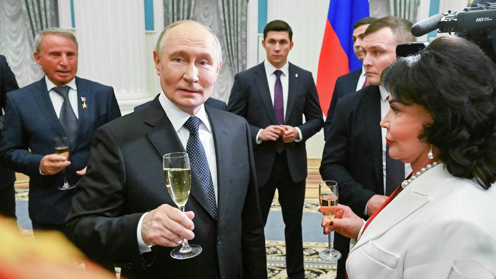 Путин пообщался с обладателями госнаград за бокалом шампанского