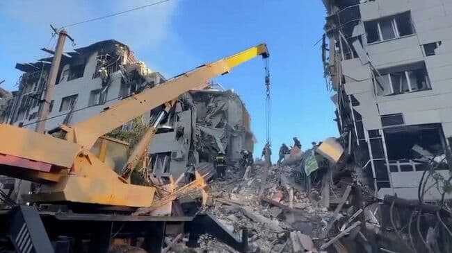 Из-под завалов колледжа в Старобельске извлекли трех человек