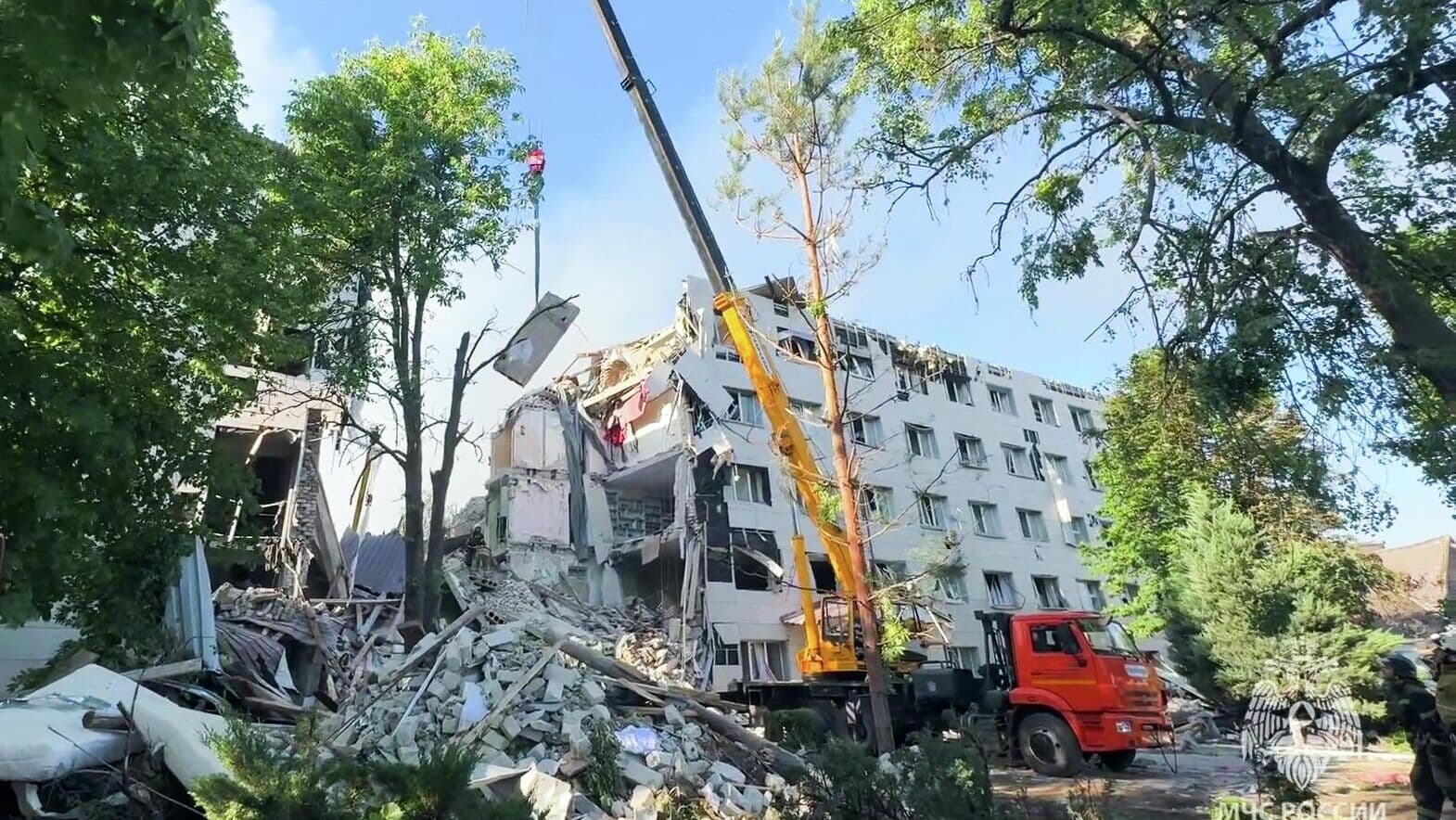 СК: на момент удара ВСУ по общежитию в ЛНР в здании находились 87 человек