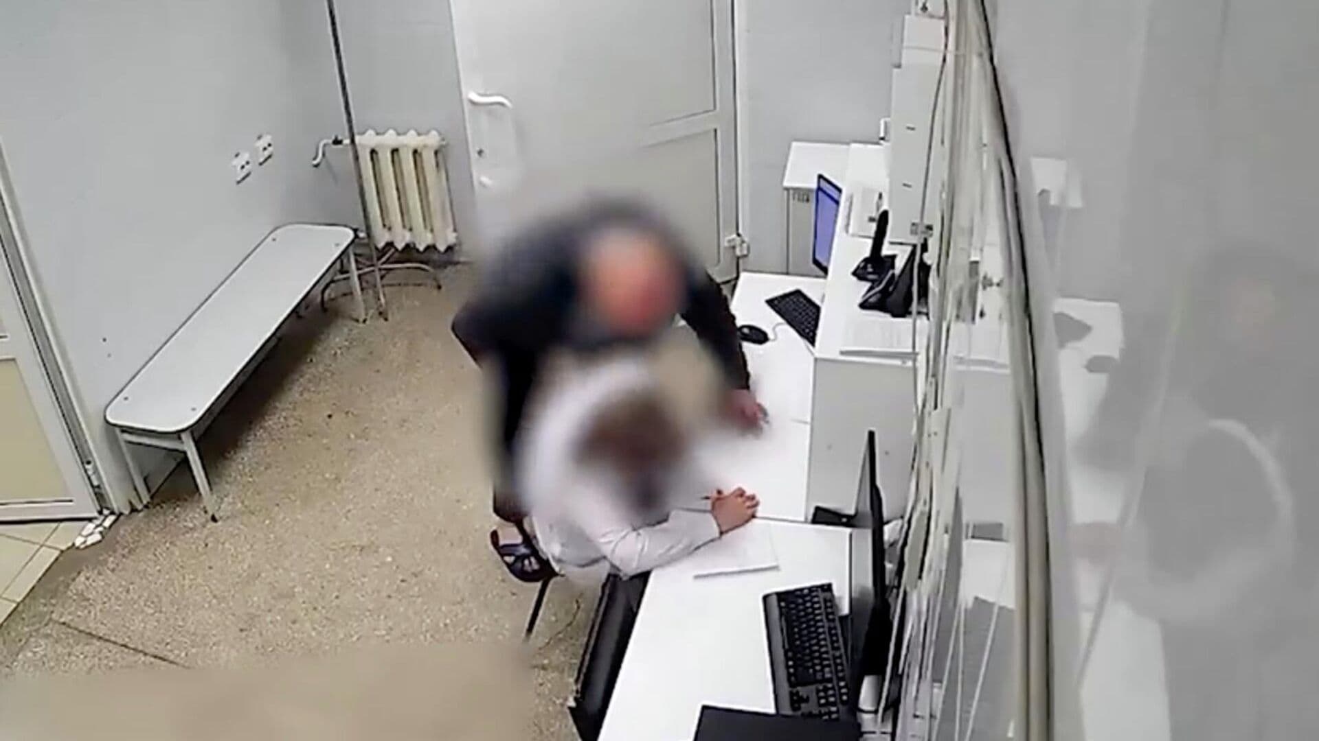 В Орске пьяный мужчина ударил медсестру в больнице, пытаясь пройти к жене