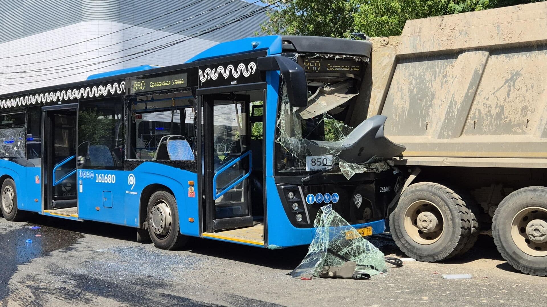 На юге Москвы автобус попал в ДТП, есть пострадавшие