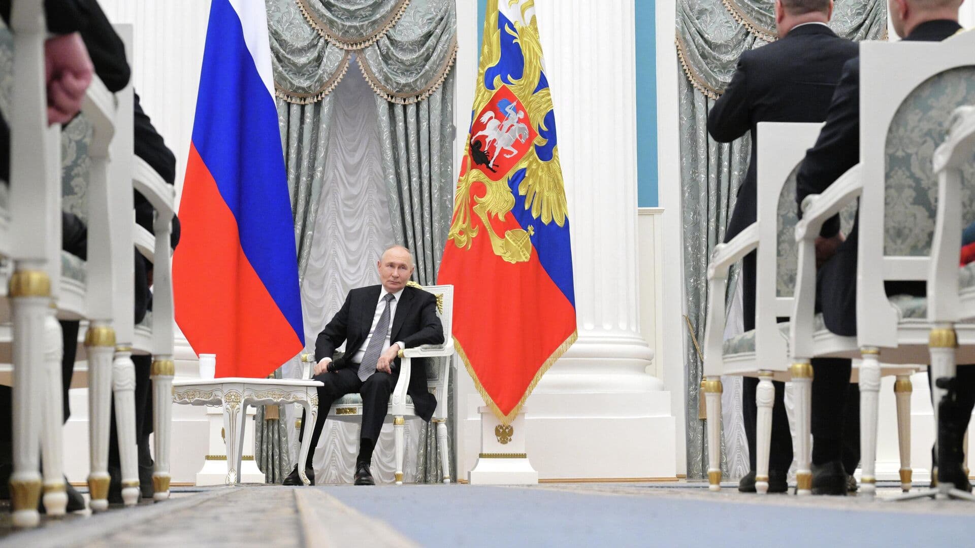Путин призвал выпускников "Времени героев" работать в команде