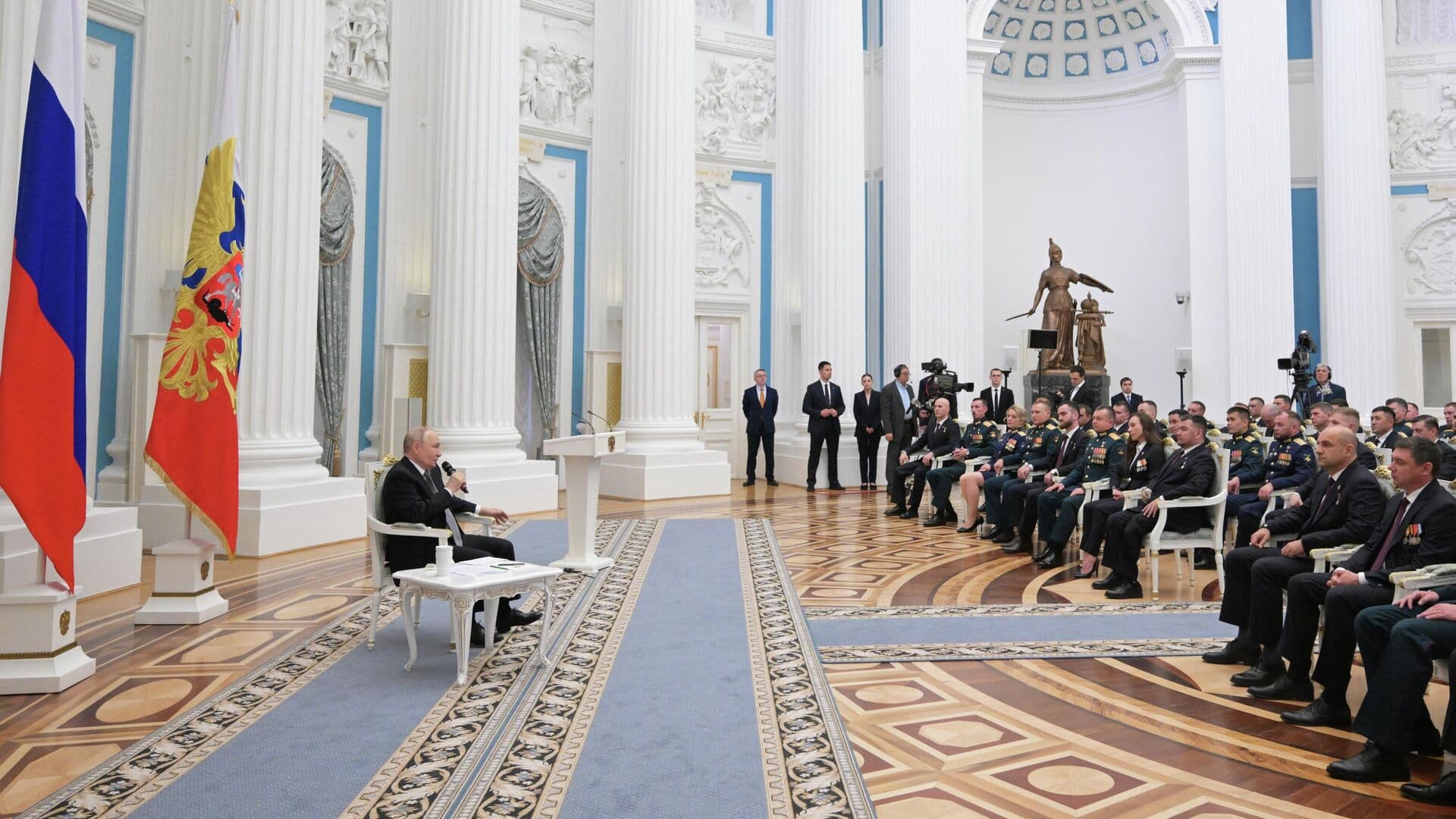 Тем, кто сейчас находятся на поле боя, сложнее всего, заявил Путин