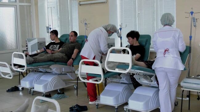 Жители Луганска сдают кровь для раненых при атаке ВСУ на колледж в ЛНР