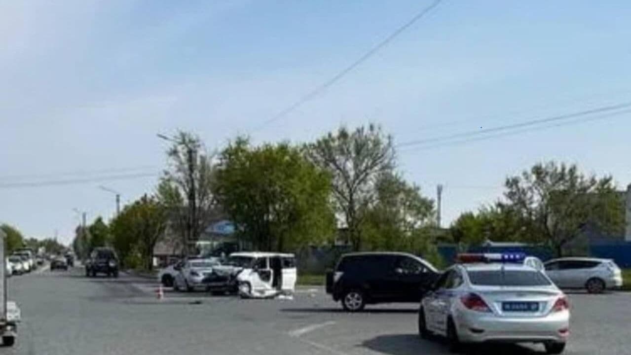 В Приморье столкнулись две иномарки, три человека пострадали
