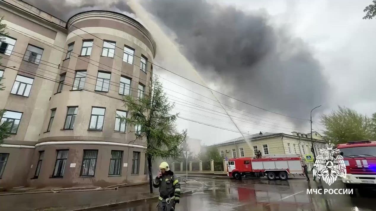 В центре Иркутска загорелся научно-исследовательский институт
