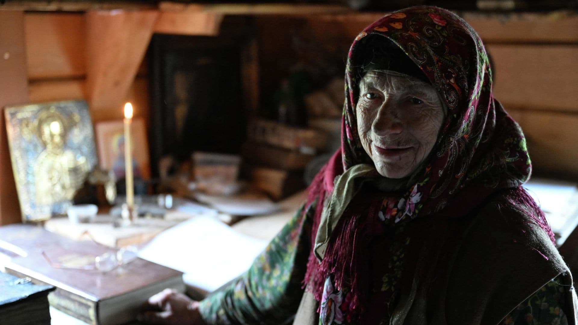 Таежная отшельница отпугивает диких животных шумовыми петардами