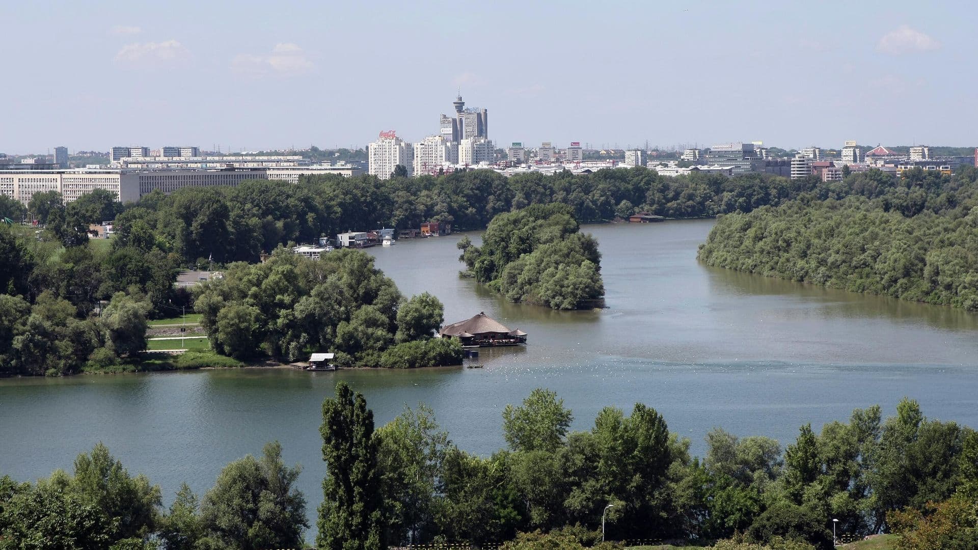 В Сербии привлекли пожарное судно для тушения водой из обмелевшего Дуная