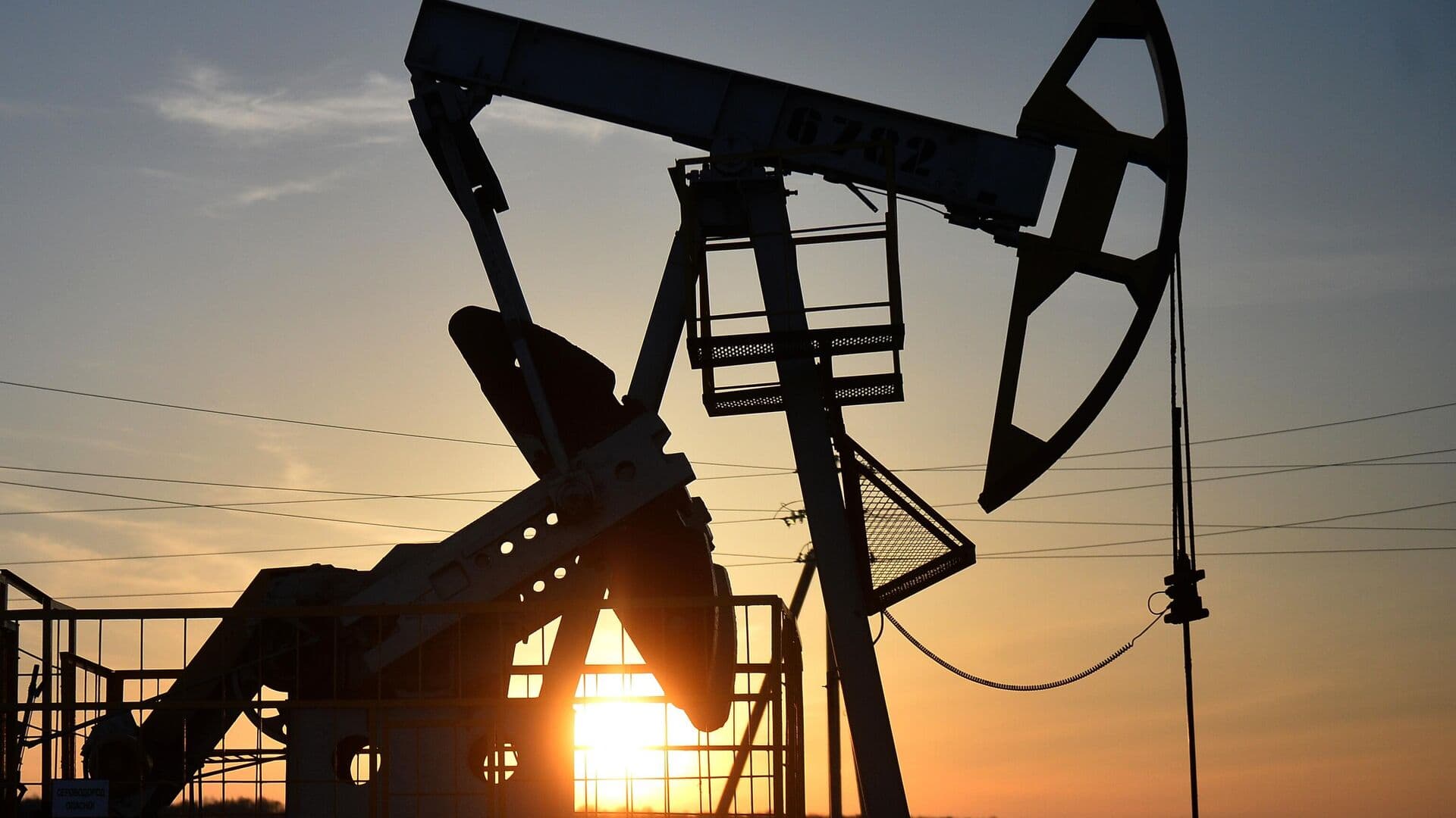 Цена нефти марки Brent упала ниже 86 долларов за баррель впервые с 10 марта