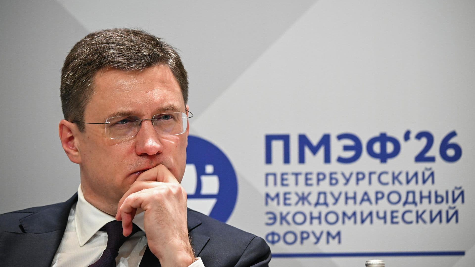 Запрет на экспорт бензина из России продлят до конца года, заявил Новак