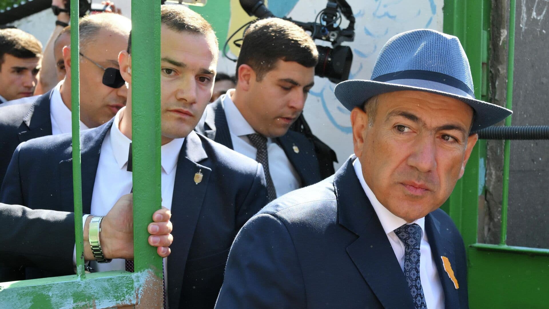 Пашинян ведет переговоры о вхождении своей партии в ЕНП, пишут СМИ