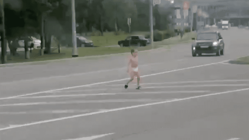 В Тюмени завели дело на родителей ребенка, бегавшего по дороге в подгузнике