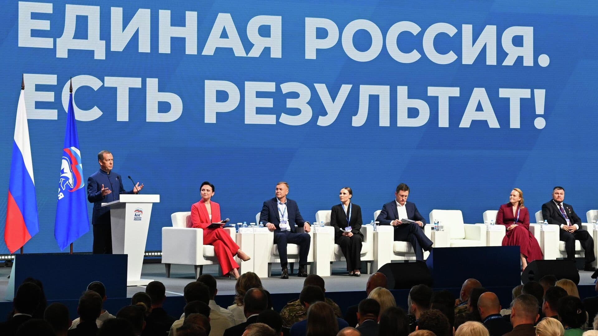 Россия доказала всему миру, что умеет держать удар, заявил Медведев