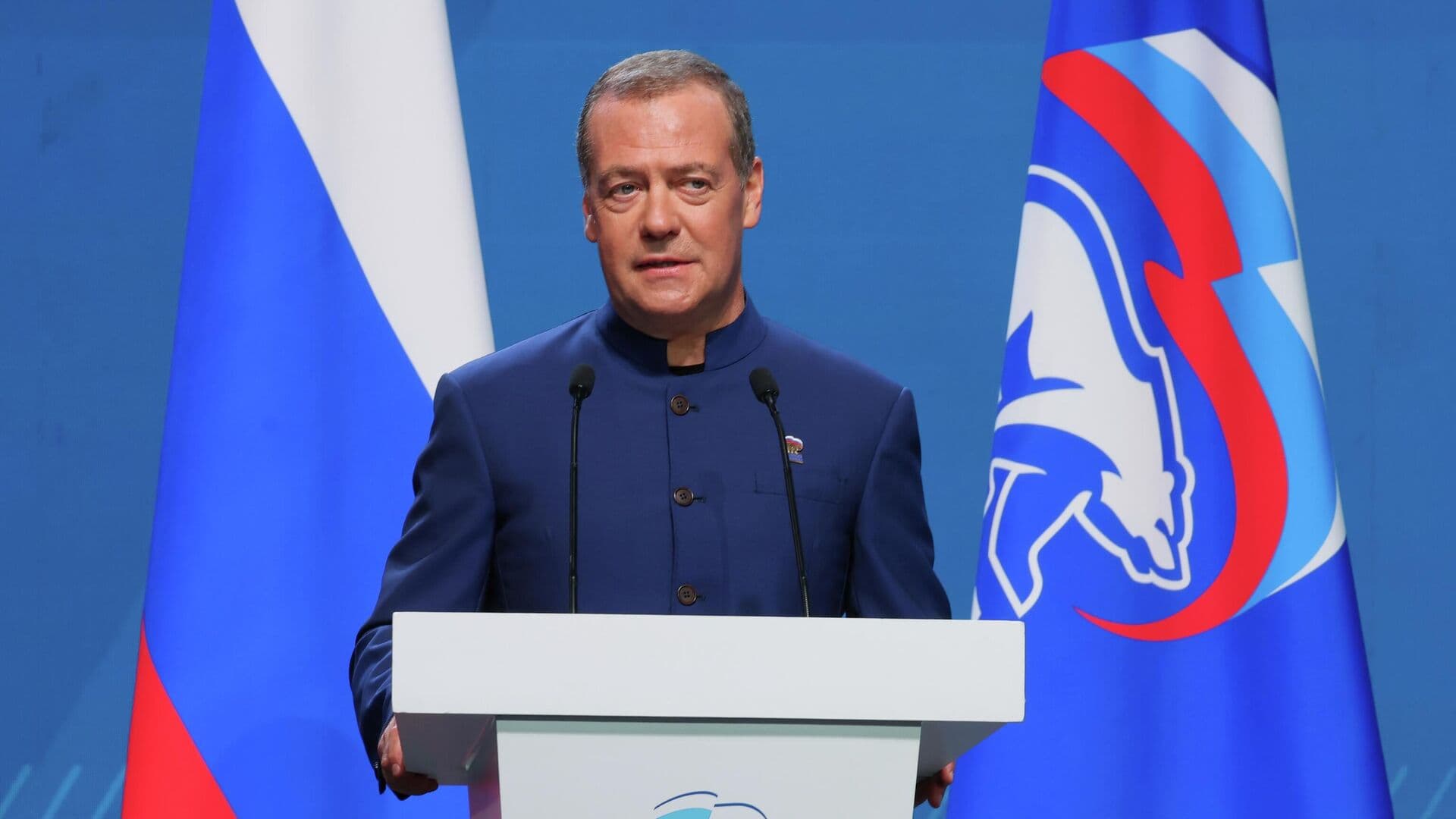 Медведев призвал заниматься модернизацией сетей ЖКХ в новых регионах