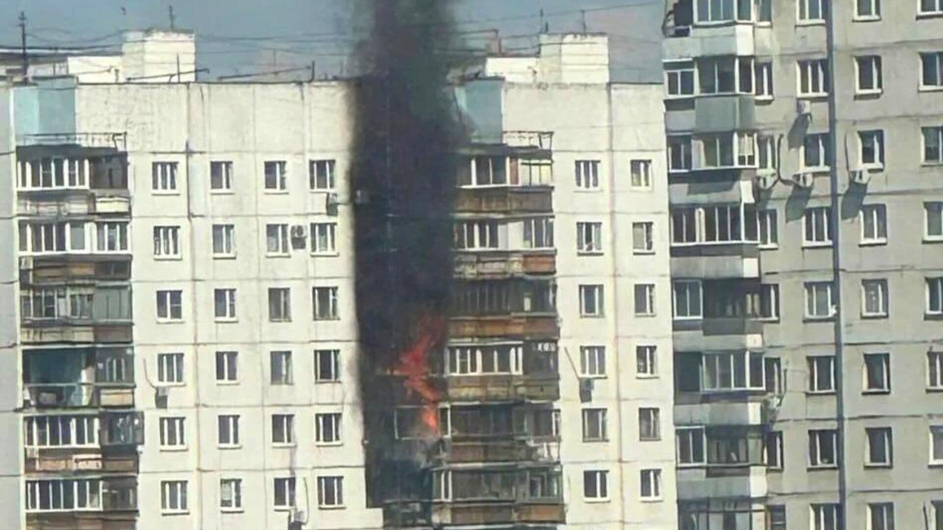 На западе Москвы в жилом доме загорелись балконы