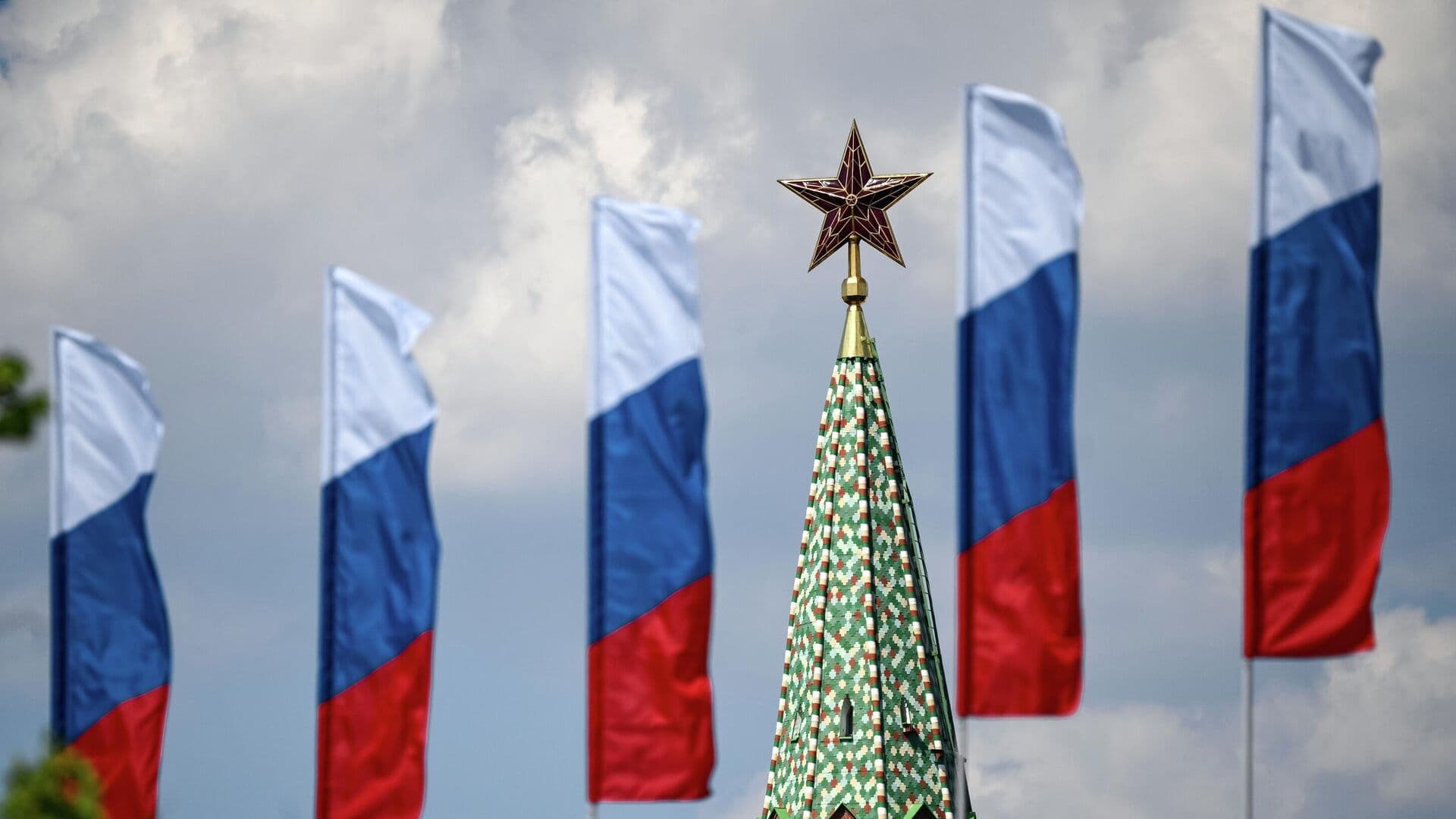 Люди по всей стране отмечают День России