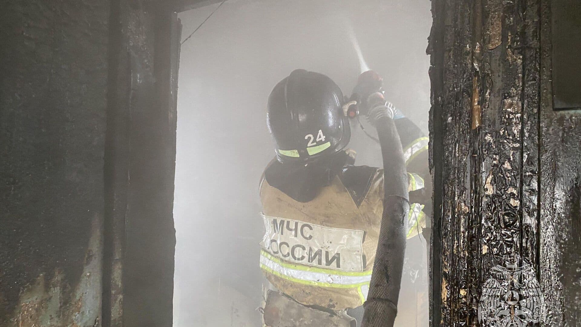 Во Владивостоке шесть человек спасли при пожаре в жилом доме