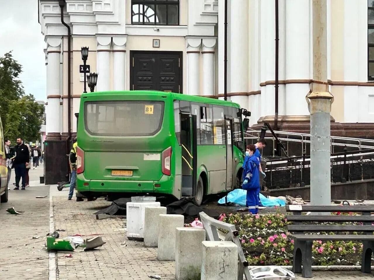 В Екатеринбурге произошло ДТП с участием автобуса, есть погибшие