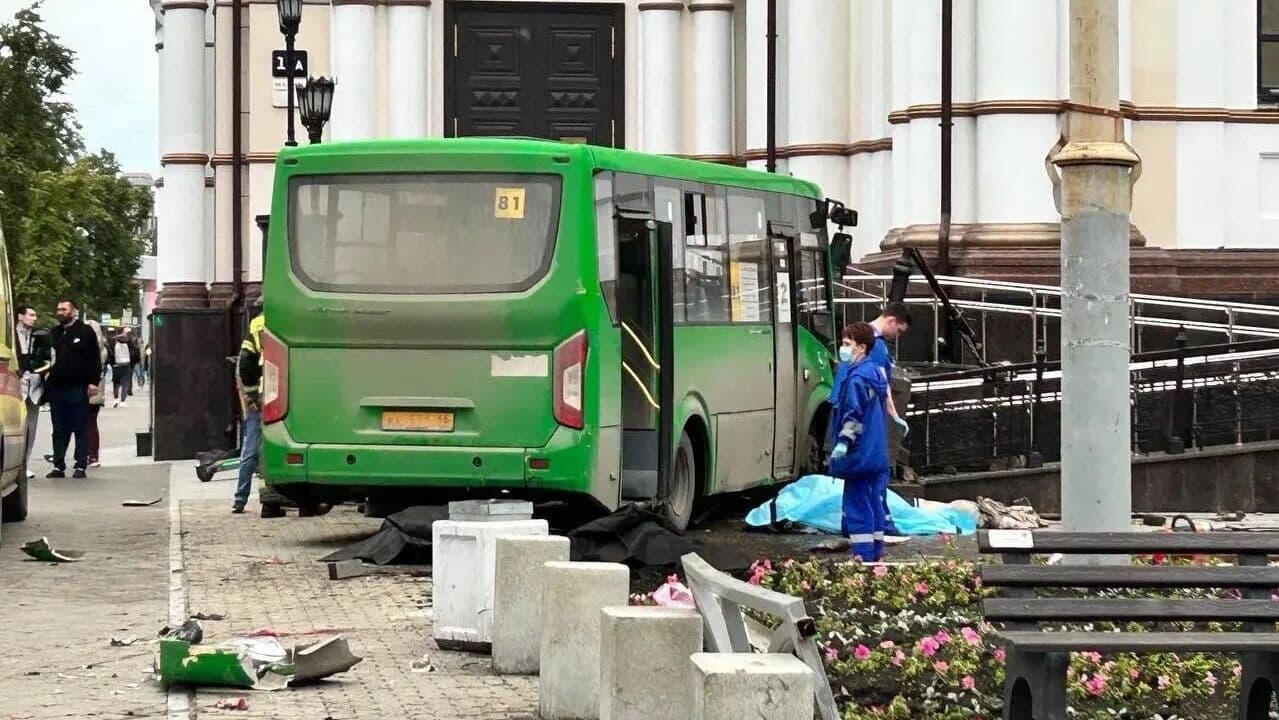 В Екатеринбурге проверят обстоятельства ДТП с автобусом