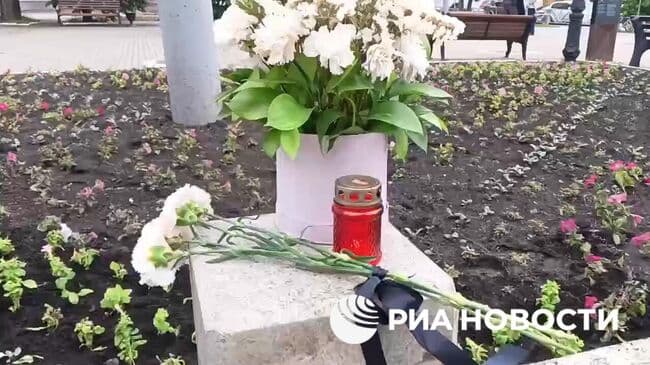 На месте ДТП с автобусом в Екатеринбурге появился стихийный мемориал