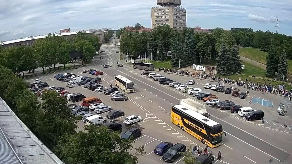 На КПП в Эстонии возникла очередь накануне Дня России