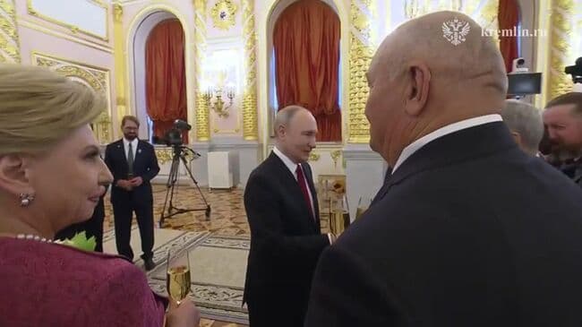 Путин неформально пообщался с Героями Труда и лауреатами госпремий