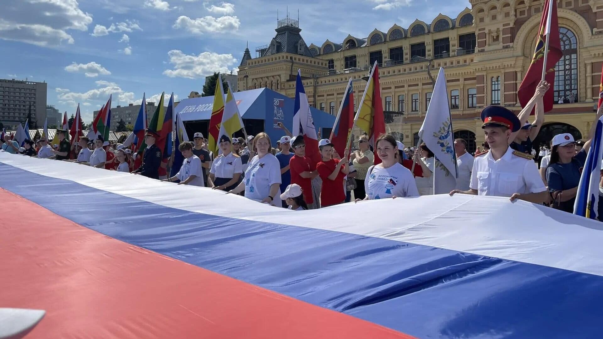 В Нижнем Новгороде развернули флаг России длиной в 100 метров