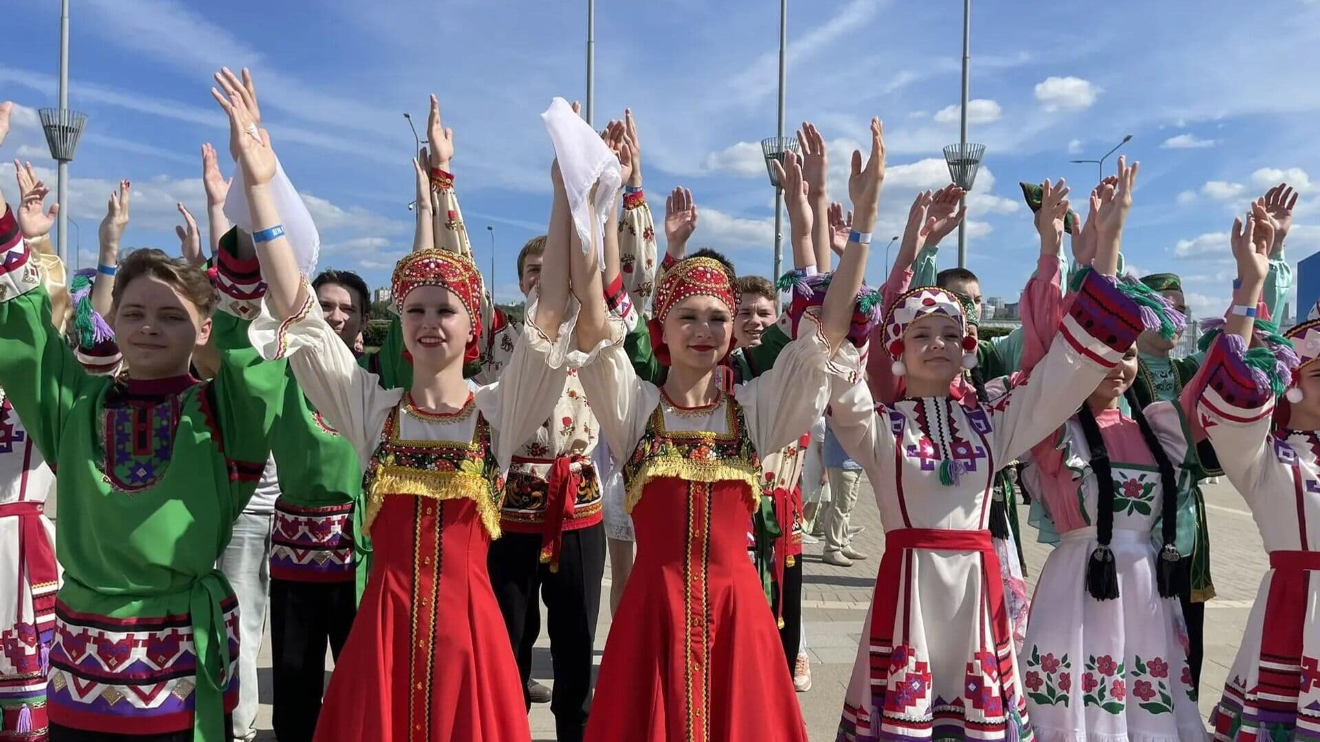 На Нижегородской ярмарке в День России прошел хоровод народов