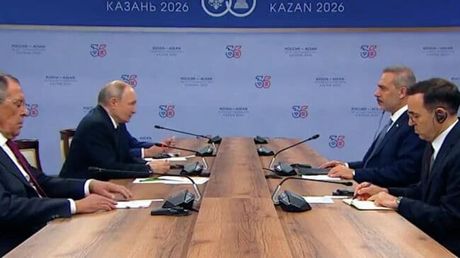 Путин обсудил с главой МИД Турции отношения между странами