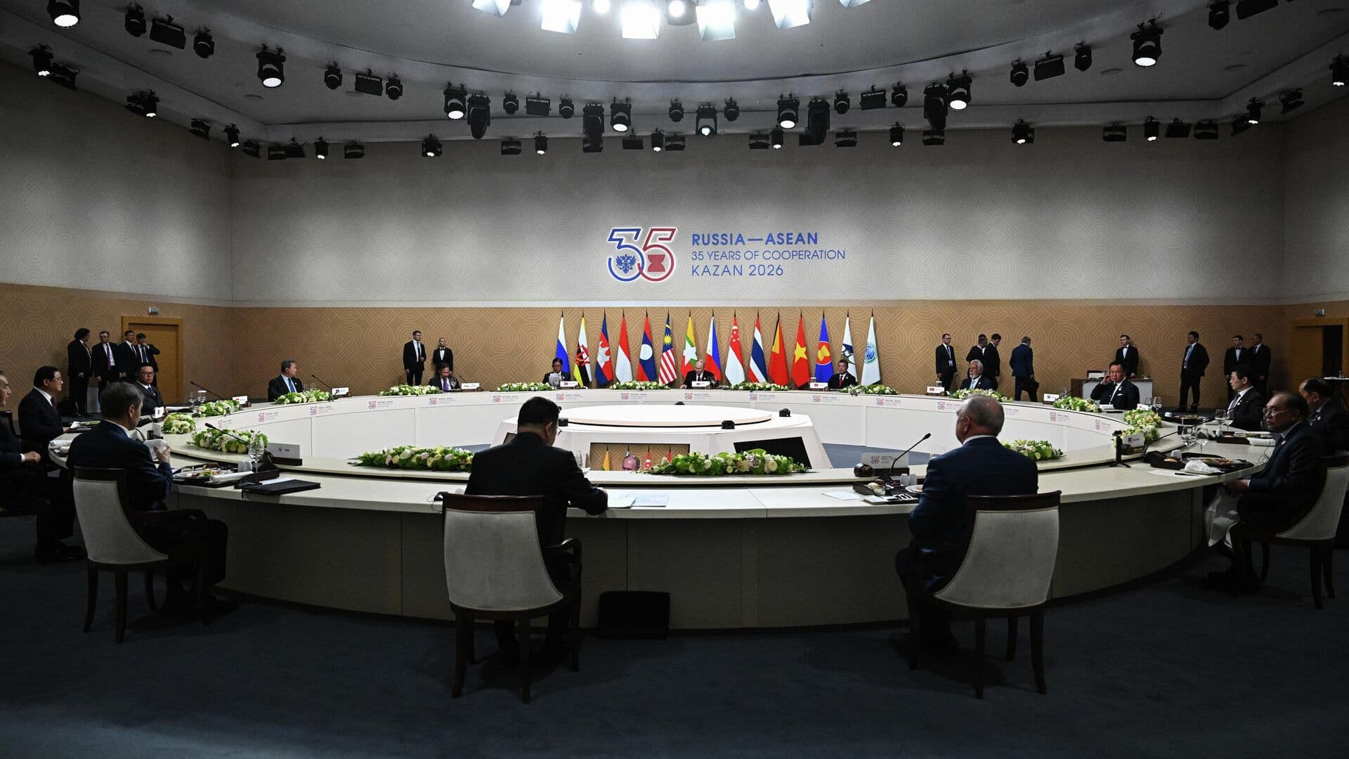 Россия стремится выстраивать партнерство со странами АСЕАН, заявил Путин