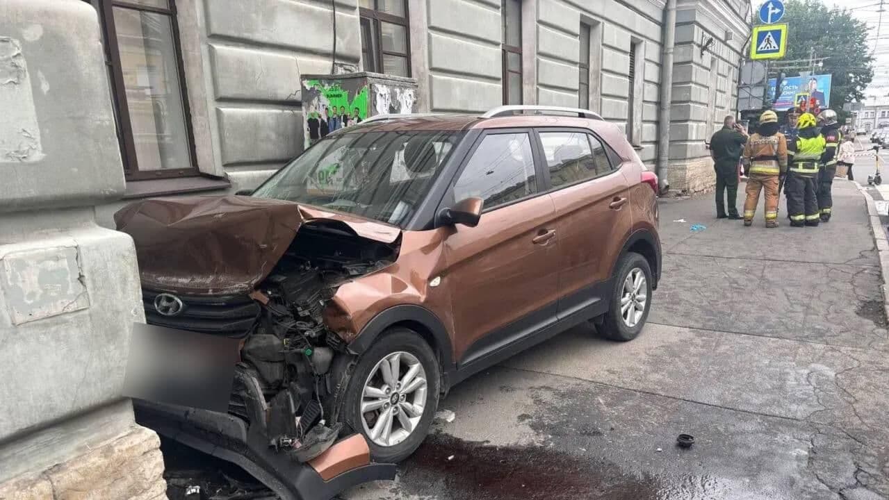 В Петербурге водитель кроссовера сбил двух пешеходов на тротуаре